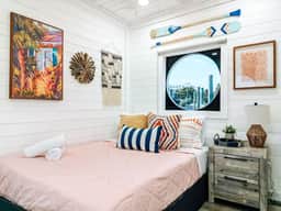 Breathtaking Beachy Houseboat on Clearwater Island - Image 2