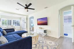 Comfortable 2/1 Coastal Condo Close to Beach - Image 4