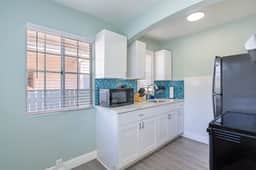 Comfortable 2/1 Coastal Condo Close to Beach - Image 3