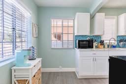 Comfortable 2/1 Coastal Condo Close to Beach - Image 2