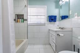 Comfortable 2/1 Coastal Condo Close to Beach - Image 5