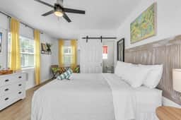Stylish Waterside Studio 2 blocks to Beach - Image 2