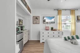 Stylish Waterside Studio 2 blocks to Beach - Image 4