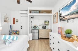 Stylish Waterside Studio 2 blocks to Beach - Image 5
