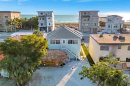 Tiki House Barefoot Breeze Walk to Beach - Image 4