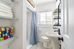 Waterfront Bungalow Oasis 2 Blocks to Beach - Image 4
