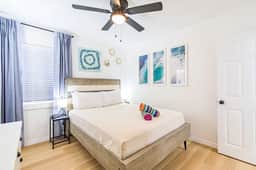 Waterfront Bungalow Oasis 2 Blocks to Beach - Image 2