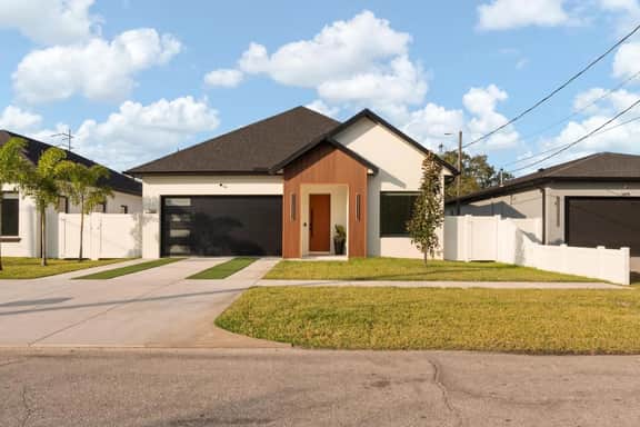 Luxe New 4 Bedroom Midtown Tampa Home! - Image 2
