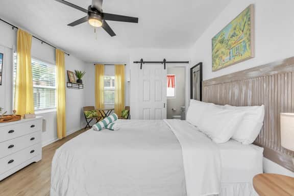Stylish Waterside Studio 2 blocks to Beach - Image 2