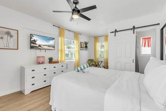 Stylish Waterside Studio 2 blocks to Beach - Image 3