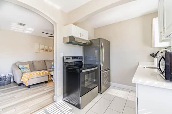 Sunny 2/1 Condo Close to Clearwater Beach - Image 4