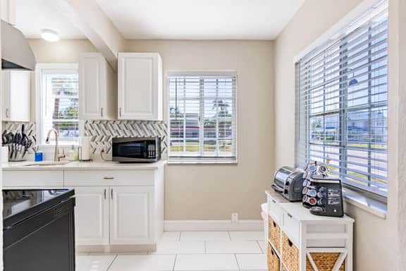 Sunny 2/1 Condo Close to Clearwater Beach - Image 2