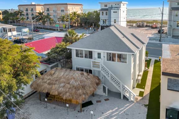 Tiki House Barefoot Breeze Walk to Beach - Image 3