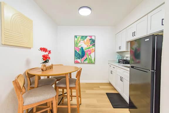 Waterfront Bungalow Oasis 2 Blocks to Beach - Image 3