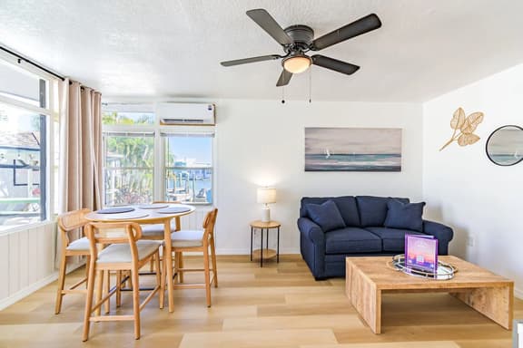 Beachy Bayfront Condo Walk to Beach - Image 1