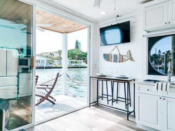 Breathtaking Beachy Houseboat on Clearwater Island - Image 1