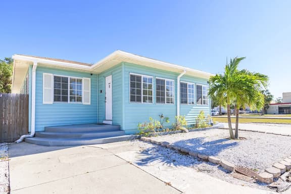 Comfortable 2/1 Coastal Condo Close to Beach - Image 1