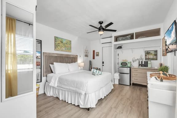 Stylish Waterside Studio 2 blocks to Beach - Image 1