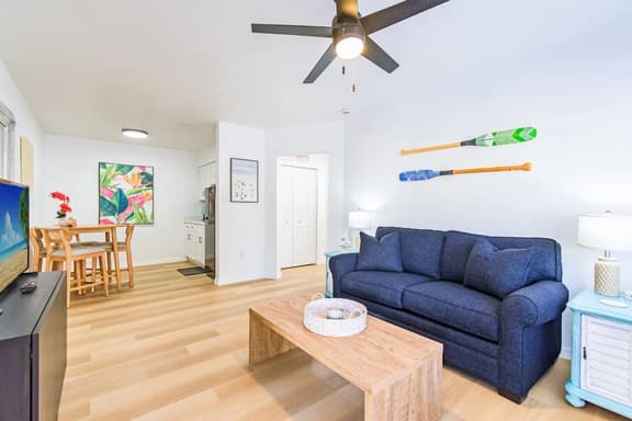 Waterfront Bungalow Oasis 2 Blocks to Beach - Image 1